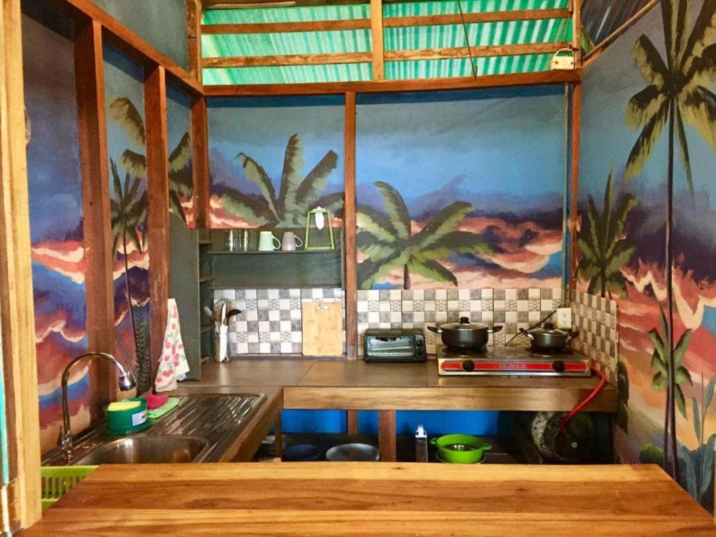 Oasis Beachfront Hostel プエルト・リモン エクステリア 写真